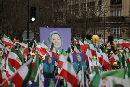 بتهمة مهاجمة البنية التحتية.. إيران تعدم اثنين من أعضاء جماعة معارضة