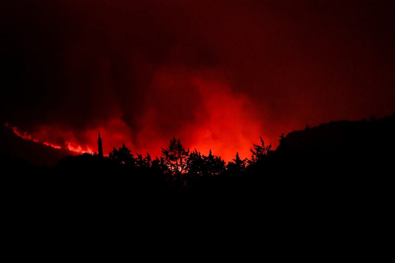 A huge fire devours thousands of hectares in southern France