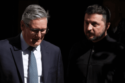 زيلينسكي في لندن بينما تستعد أوكرانيا للقاء ترامب وبوتين