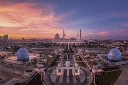 جامع الشيخ زايد الكبير في أبوظبي الثامن عالمياً والأول على مستوى الشرق الأوسط في فئة "أبرز معالم الجذب"