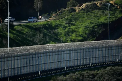 واشنطن تعتزم طلاء السياج الحدودي مع المكسيك بالأسود.. لماذا؟