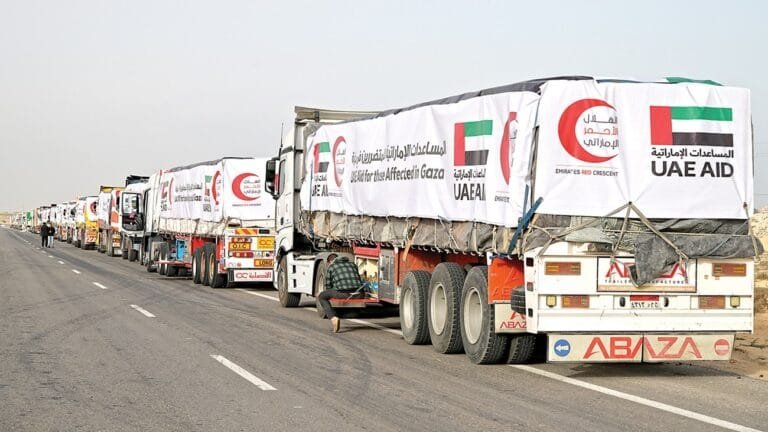 احتجاز مساعدات الغذاء العالمي يفاقم معاناة غزة: تحذيرات من انهيار إنساني شامل