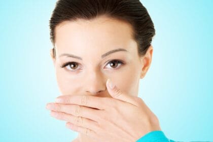 رائحة الفم الكريهة تفضح شيئاً لا تعرفه