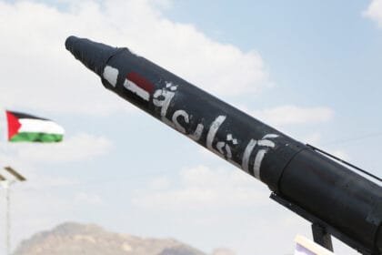 سماع دوي انفجارات.. إسرائيل تعلن اعتراض صاروخ أُطلق من اليمن