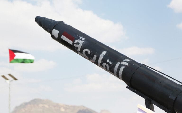 سماع دوي انفجارات.. إسرائيل تعلن اعتراض صاروخ أُطلق من اليمن