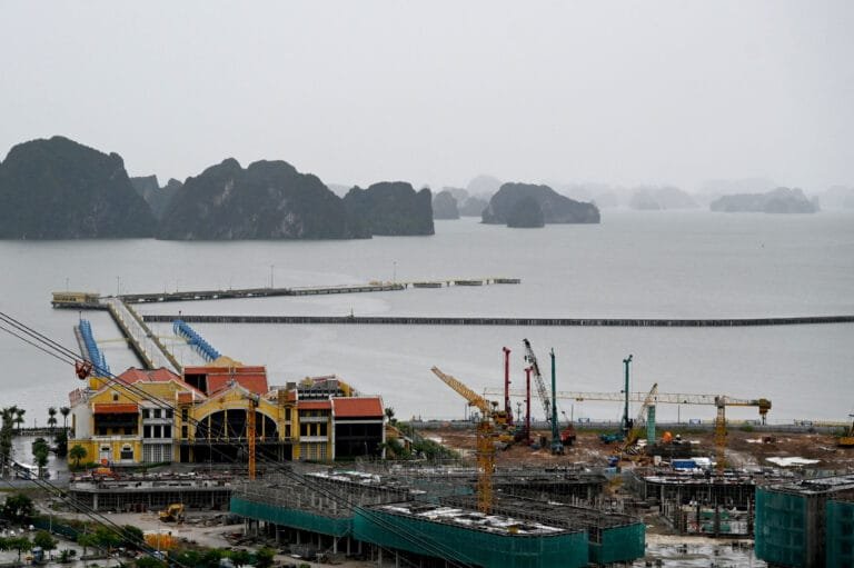 فيتنام تتأهب لاقتراب "بوالوي".. إجلاء الآلاف وإغلاق المطارات