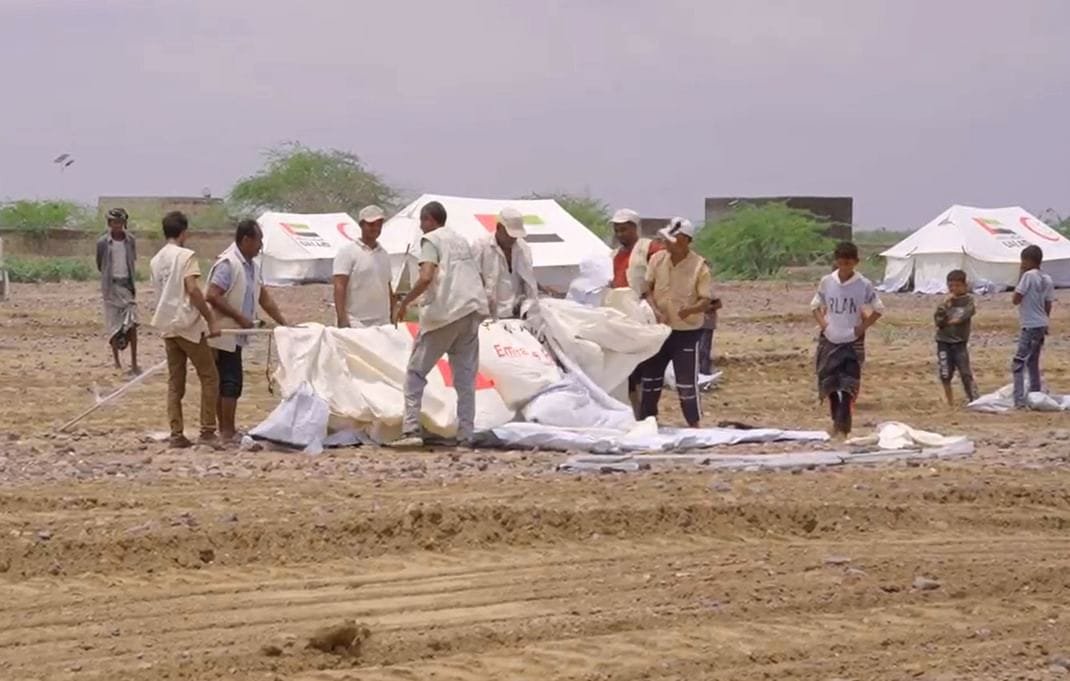 The UAE provides humanitarian aid to those affected by floods on the western coast of Yemen 