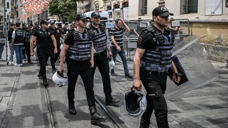 With a hunting rifle.. A teenager attacks Turkish police in Izmir, killing 2 