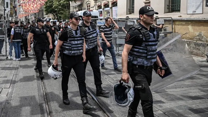 With a hunting rifle.. A teenager attacks Turkish police in Izmir, killing 2 