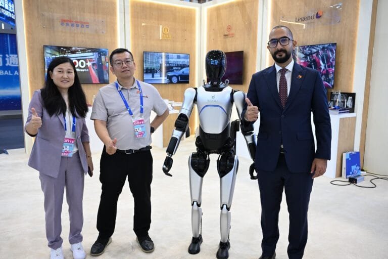 روبوت متعدد المواهب يخطف الأنظار في جناح الدولة بـ" معرض التجارة الرقمية" بالصين