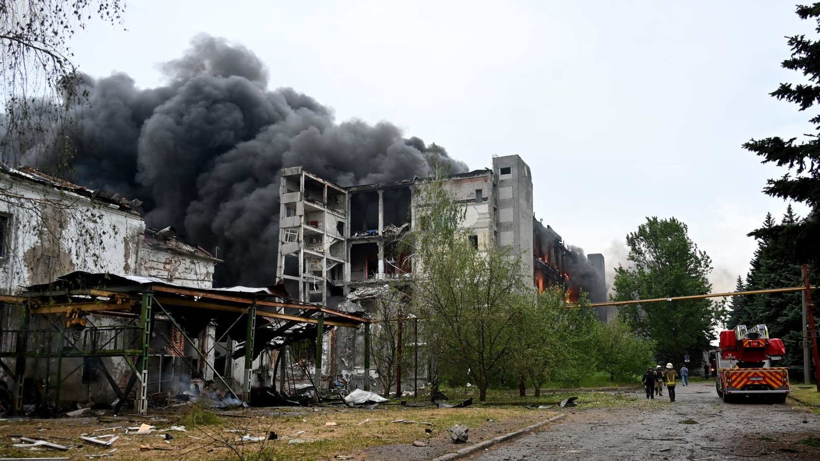 The government headquarters was damaged. A "major" Russian attack on Kiev 