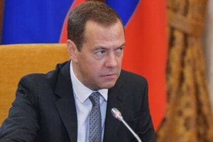 مدفيديف يسخر من ترامب: "حديثه عن الغواصات النووية أشبه بفيلم هوليودي رخيص"