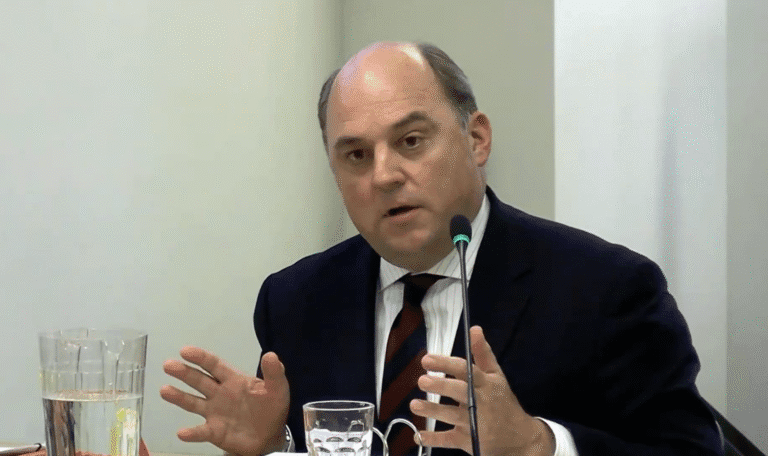 وزير دفاع بريطانيا السابق يشعل الجدل: "يجب جعل القرم أرضًا غير صالحة للحياة وضرب جسرها بالصواريخ"