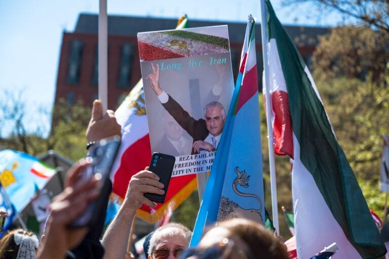 "واشنطن بوست": أمريكا ترى أن الوقت حان لزيادة الضغط على النظام الإيراني