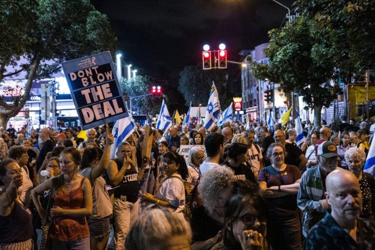 احتجاجات في تل أبيب ضد استمرار الحرب: أقارب الجنود يطالبون نتنياهو بوقف العمليات العسكرية فورًا