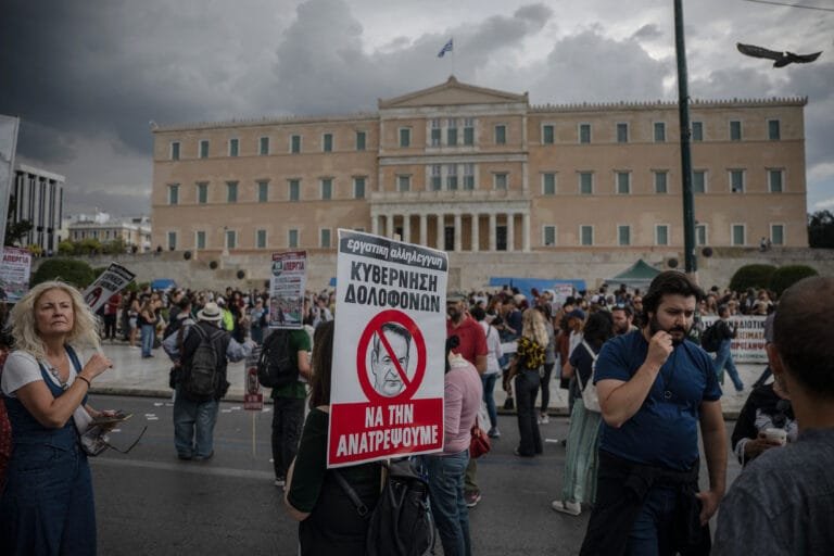 إضراب عام يشل أثينا.. عمال اليونان ينتفضون ضد تمديد ساعات العمل