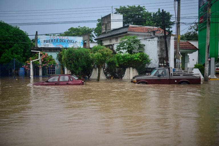 شاهد.. فيضانات المكسيك تخلّف قتلى ومفقودين