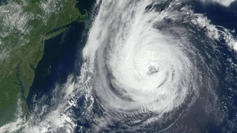 "Priscilla" roars in the Pacific Ocean... Hurricane threatens Mexico's coast with heavy rains and strong winds!