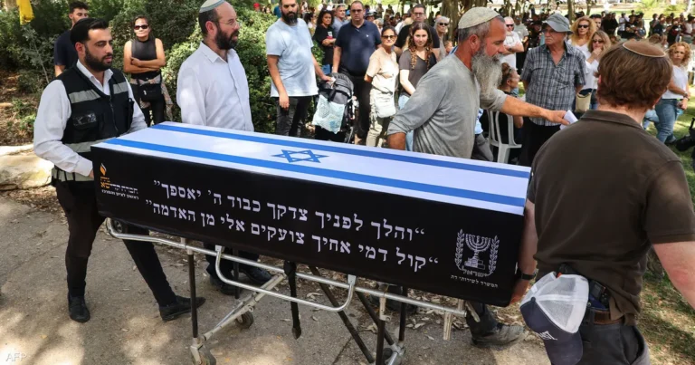 إسرائيل تستلم جثتي راهينتين من قطاع غزة بعد تسليمهما من حركة حماس