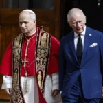 الملك تشارلز يصلي مع البابا