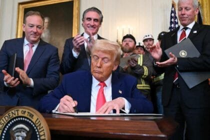 ترامب متباهيا