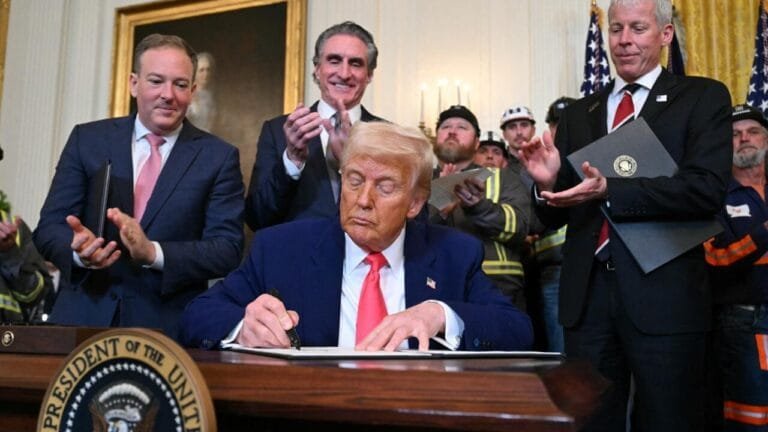 ترامب متباهيا