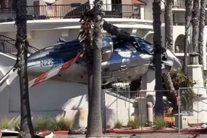 Watch.. A helicopter almost caused a disaster after it crashed near a crowded beach