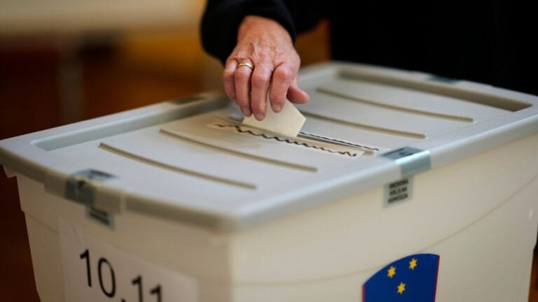 الناخبون السلوفينيون