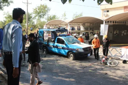 انفجار مروع في إسلام آباد يسفر عن سقوط عشرات الضحايا أمام المحكمة1