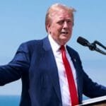 ترامب يلوح