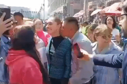 Scandal in the heart of the capital.. A man harasses the President of Mexico in front of cameras!