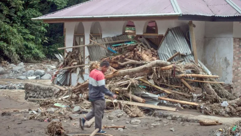 مواطنو سومطرة في رعب بعد زلزال قوي بقوة 6.6 ريختر