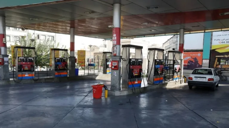 إيران تبدأ تطبيق نظام تسعير البنزين بثلاث فئات وزيادة الأسعار