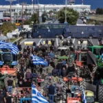 احتجاجات غير مسبوقة.. مزارعو وصيادو اليونان يشلّون ميناء فولوس ويحاصرونه برًا وبحرًا للمطالبة بدعم حكومي