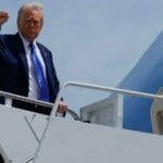 ترامب يظهر دعمه للمؤسسة العسكرية الأمريكية خلال رحلة "مارين ون"