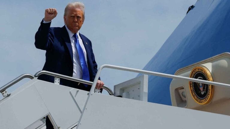 ترامب يظهر دعمه للمؤسسة العسكرية الأمريكية خلال رحلة "مارين ون"