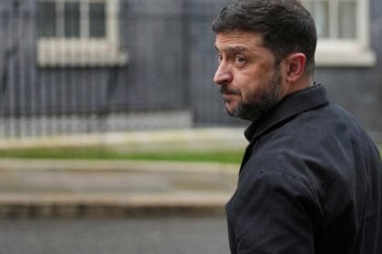 زيلينسكي يقترح استفتاء شعبيًا لتحديد مستقبل الأراضي الشرقية في أوكرانيا