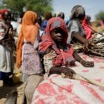 السودانيون يعودون لاقتصاد المقايضة وسط حرب تشلّ البنوك وتُقسّم النظام النقدي