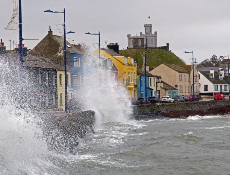 العاصفة "برام" تضرب أيرلندا وإغلاق سوق عيد الميلاد في بلفاست