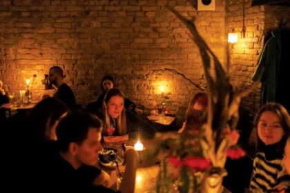 أوكرانيا تواجه انقطاعات واسعة في التيار الكهربائي بعد غارات روسية