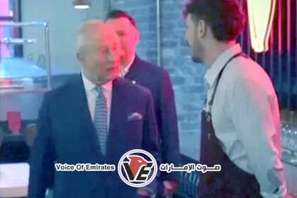 بعيداً عن البروتوكول.. الملك تشارلز يتلقى تعليمات العمل داخل مصنع بيرة