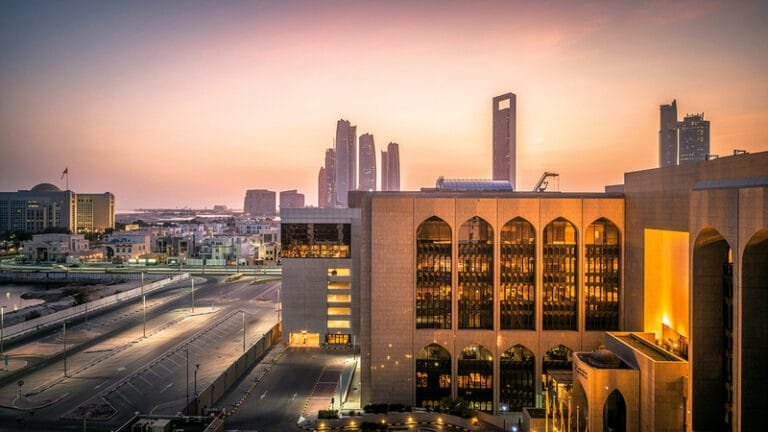 سجلت أعلى مستوى خلال 10 أشهر.. التحويلات المالية بالقطاع المصرفي الإماراتي تتجاوز 20 تريليون درهم
