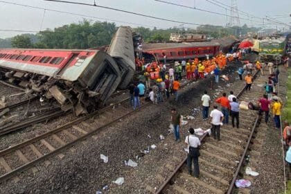 تصادم قطارين في الهند.. أكثر من 100 مصاب وفرق الطوارئ تكافح لإنقاذ الركاب