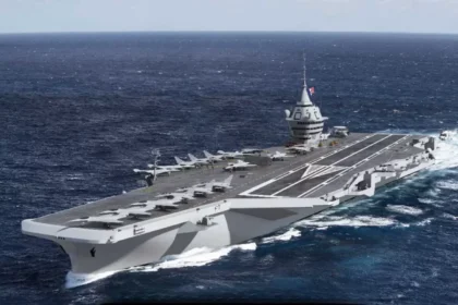فرنسا تطلق مشروع حاملة طائرات نووية لتعزيز حضورها العالمي