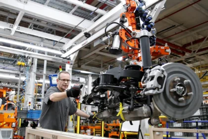 حرب لوائح السيارات: ترامب يتراجع عن سياسات بايدن ويعيد تشكيل سوق السيارات الأمريكية