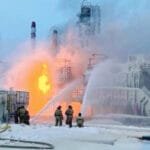 حريق في هجوم بطائرة مسيرة على خزان نفطي بميناء تيمريوك الروسي1