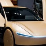 السلطات تحظر فتح أبواب سيارات تيسلا بعد سلسلة حوادث