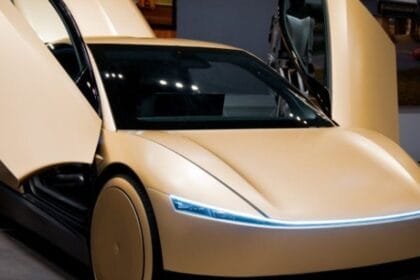 السلطات تحظر فتح أبواب سيارات تيسلا بعد سلسلة حوادث