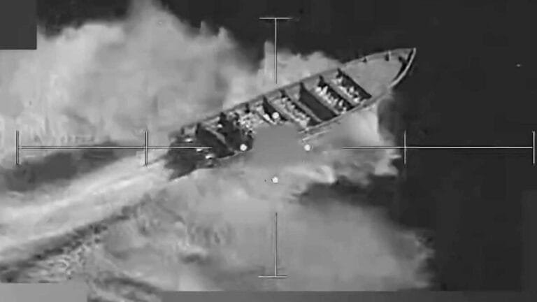 ضربة ثانية للقارب الكاريبي تقتل ناجين: قائد عسكري أميركي يكشف تفاصيل صادمة