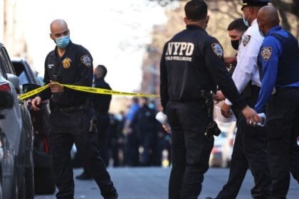 طعن شرطي أمريكي في الوجه بعد استداجه عبر بلاغ وهمي بواشنطن